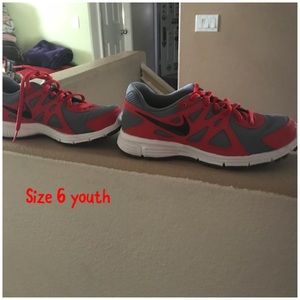 Youth Nike’s sz 6